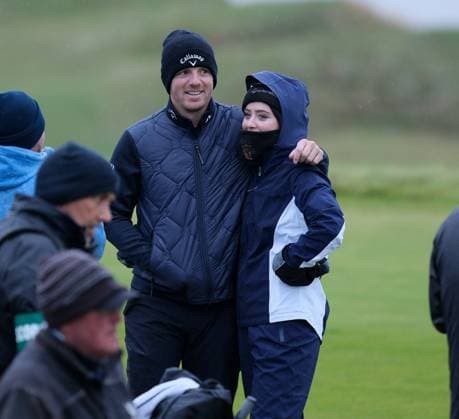 UK: The Alfred Dunhill Links Championship at Kingsbarns, St Andrews, Scotland on 30 September 2022 Pictured: Matt Wallace (England) and his partner Hollywood star Kathryn Newton cuddle up to keep warm on the 8th tee at Kingsbarns during the second round of the Alfred Dunhill Links Championship 2022 St Andrews Fife Scotland Copyright: xAlexxToddx
