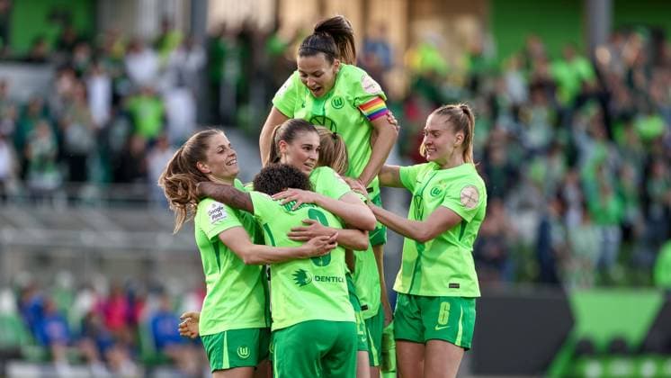 VfL Wolfsburg players with goal celebration, cheering, jubilant, optimistic, game scene, highlight, joy about the goal to 2 1, THE DFB REGULATIONS PROHIBIT ANY USE OF PHOTOGRAPHS AS IMAGE SEQUENCES AND OR QUASI VIDEO , 28 04 2025, Wolfsburg Germany , Football, Google Pixel Womens Bundesliga, VfL Wolfsburg TSG 1899 Hoffenheim xobx
