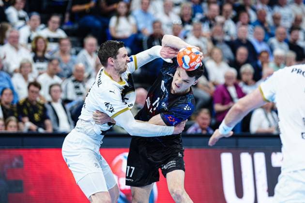 Hendrik Pekeler THW Kiel, 61 , Ihor Turchenko Limoges Handball, 17 GER, THW Kiel vs Limoges Handball, handball, EHF European League, quarter-finals, second leg, 2024 2025 season, 29 04 2025 GER, THW Kiel vs Limoges Handball, handball, EHF European League, quarter-finals, second leg, 2024 2025 season, 29 04 2025 Kiel Copyright: xEibner-Pressefoto MarcelxvonxFehrnx EP_MFN