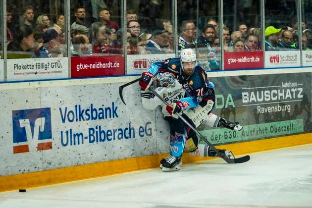 Battle for the puck duel between Maximilian Hadraschek Towerstars Ravensburg, 70 and Yannick Drews Dresdner Eisloewen, 53 , GER, Ravensburg Towerstars vs Dresdner Eisloewen, Ice Hockey, DEL2, Season 2024 2025, Playoff Final Game 7, 29 04 25 GER, Ravensburg Towerstars vs Dresdner Eisloewen, Ice Hockey, DEL2, Season 2024 2025, Playoff Final Game 7, 29 04 25 Ravenburg Copyright: xEibner-Pressefoto MaximilianxRistx EP_MRT