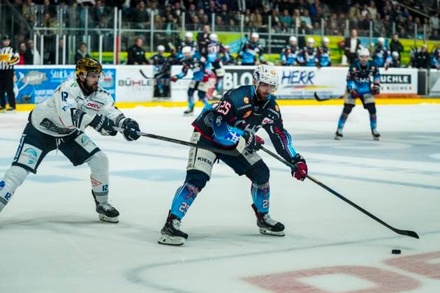Battle for the puck duel between Philipp Mass Towerstars Ravensburg, 25 and Andrew Yogan Dresdner Eisloewen, 12 , GER, Ravensburg Towerstars vs Dresdner Eisloewen, Ice Hockey, DEL2, Season 2024 2025, Playoff Final Game 7, 29 04 25 GER, Ravensburg Towerstars vs Dresdner Eisloewen, Ice Hockey, DEL2, Season 2024 2025, Playoff Final Game 7, 29 04 25 Ravenburg Copyright: xEibner-Pressefoto MaximilianxRistx EP_MRT