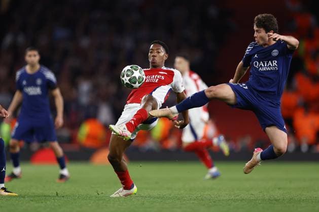 Arsenal gegen PSG 29. April 2025, London UEFA Champions League Fußball-Halbfinale, Hinspiel Arsenal gegen Paris Saint Germain Joao Neves von PSG fliegt in den Zweikampf mit Myles Lewis Skelly von Arsenal Foto Jacques Feeney Abseits London UK  Copyright: xJacquesxFeeneyx xOffsidexOffside