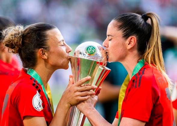 Cologne, RheinEnergieStadion, 01 05 2025 Arianna Caruso of Muenchen and Sarah Zadrazil of Muenchen celebrate the win of the cup during DFB cup final FC Bayern Muenchen v Werder Bremen