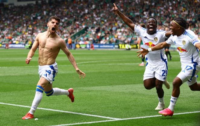 Bilder des Jahres 2025, Sport 05 Mai Sport Themen der Woche KW18 Manor Solomon of Leeds United celebrates scoring a goal to make the score 1-2 to win the Championship Plymouth Argyle v Leeds United, EFL Sky Bet Championship, Football, Home Park, Plymouth, UK - 03 May 2025 EDITORIAL USE ONLY No use with unauthorised audio, video, data, fixture lists, club league logos or live services. Online in-match use limited to 120 images, no video emulation. No use in betting, games or single club league player publications. Copyright: xKieranxMcManus Shutterstockx 15280168ew