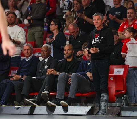 Herbert Hainer FC Bayern Muenchen, President standing with Marko Pesic FC Bayern Basketball, Managing Director, Chief Executive Officer and Tony Parker, GER, FC Bayern Basketball vs BG Goettingen, Basketball, easycredit Basketball Bundesliga, BBL, 32 Matchday, Season 2024 2025, 04 05 2025, GER, FC Bayern Basketball vs BG Goettingen, Basketball, easycredit Basketball Bundesliga, BBL, 32 Matchday, Season 2024 2025, 04 05 2025 Muenchen Copyright: xEibner-Pressefoto JennixMaulx EP_JML