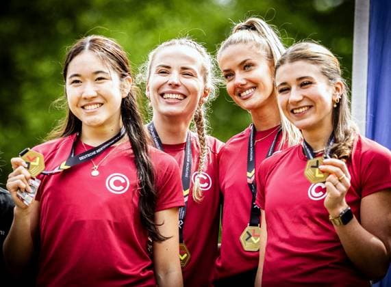 German Long Relay Championships Hamburg, 04 05 2025 Beaming winners The 4x400m relay quartet from Berlin with from left Anouk Krause Jentsch SCC Berlin , Michelle Janiak SCC Berlin , Alica Schmidt SCC Berlin and Lena Leege SCC Berlin German Long Relay Championships on 04 05 2025 at the Jahnkampfbahn in Hamburg Copyright: xBEAUTIFULxSPORTS R.xSchmittx