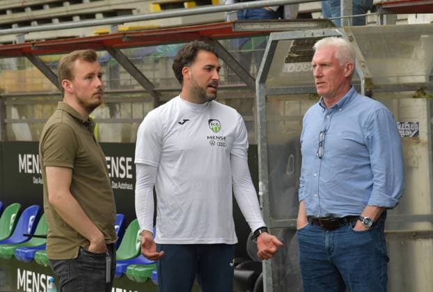 03 05 2025, GER, Soccer, Regionalliga West, Season 2024 2025, Matchday 32, Ohlendorf Stadion im Heidewald, Gütersloh FC Gütersloh 1 FC Köln U23 2 4 Rene Harder Team Manager FC Gütersloh, left , Julian Hesse Coach FC Gütersloh, center and Rob Reekers Sporting Director FC Gütersloh , action, single image, landscape, facial expression, gesture, coach, trainer
