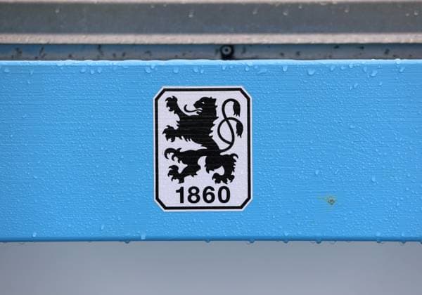 Football, Men, 3 Liga, Season 2024 2025, TSV 1860 Munich, Training Here the logo of TSV 1860 Munich on a bench, symbolic image with raindrops