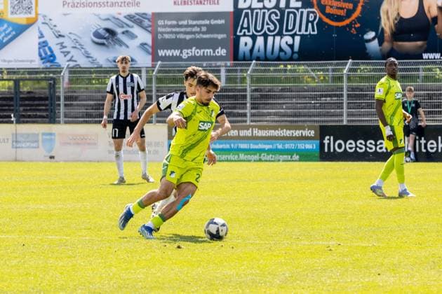 duel, duel, fight, tackle, duel, duel, fight, tackle Diren Dagdeviren TSG Hoffenheim II , 24 vs Gabriel Cristilli FC 08 Villingen, 32 GER, GER, FC 08 Villingen vs TSG Hoffenheim II, Soccer Oberliga, 33 Matchday, Season 2024 2025, 10 05 25 GER, GER, FC 08 Villingen vs TSG Hoffenheim II, Soccer Oberliga , 33 Matchday, Season 2024 2025, 10 05 25 Villingen Copyright: xEibner-Pressefoto KirstenxThiemannx