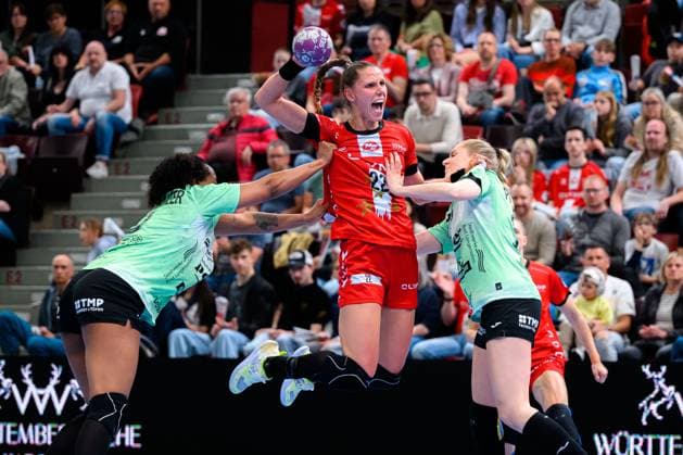 Handball Bundesliga Women, HB Ludwigsburg Thueringer HC from left Sharon Nooitmmer Thueringer HC , Xenia Smits Ludwigsburg , Kathrin Pichlmeier Thueringer HC Ludwigsburg MHP Arena Baden Württemberg Germany