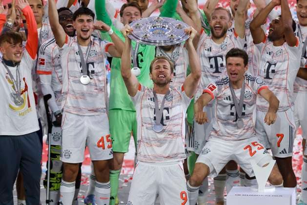 Harry Kane FC Bayern Muenchen presents the championship trophy and cheers, Bundesliga, FC Bayern München v Borussia Mönchengladbach, Allianz Arena, May 10, 2025 in Munich, Germany Photo by Marco Steinbrenner DeFodi Images Harry Kane FC Bayern Muenchen presents the championship trophy and cheers, Bundesliga, FC Bayern München v Borussia Mönchengladbach, Allianz Arena, May 10, 2025 in Munich, Germany Photo by Marco Steinbrenner DeFodi Images DFL regulations prohibit any use of photographs as image sequences and or quasi video