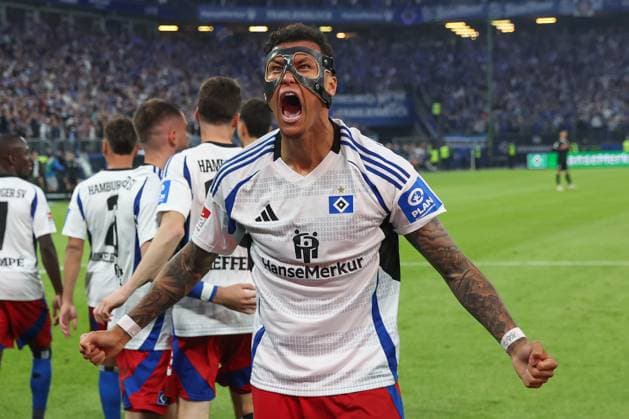 2 Bundesliga Hamburger SV SSV Ulm on 10 05 2025 at Volksparkstadion in Hamburg Davie Selke Hamburg 27 celebrates scoring the goal to make it 2 - 1 through Ransford Königsdörffer Koenigsdoerffer Konigsdorffer Hamburg 11 MH