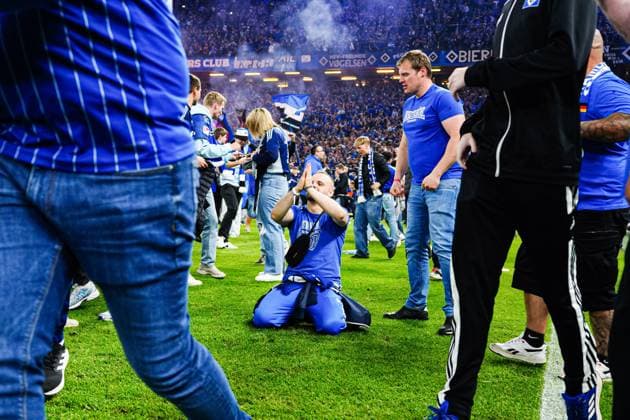 Fan celebrates promotion of Hamburger SV GER, Hamburger SV vs SSV Ulm, Football, 2 Bundesliga, Matchday 33, Season 2024 2025, 10 05 2025 DFL REGULATES PROHIBIT ANY USE OF PHOTOGRAPHS AS IMAGE SEQUENCES AND OR QUASI VIDEO GER, Hamburger SV vs SSV Ulm, Football, 2 Bundesliga, Matchday 33, Season 2024 2025, 10 05 2025 Hamburg Copyright: xEibner-Pressefoto MarcelxvonxFehrnx EP_MFN