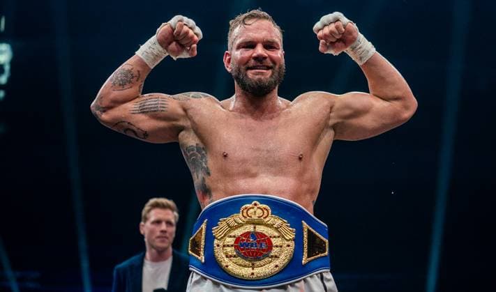 10 5 2025, Boxing, GER, Men, P2M, Rostock boxing, WBF European Title, Felix Langberg Rostock Dennis Lewandowski Greifswald Felix Langberg Rostock cheers with the belt around his waist Rostock Stadthalle Mecklenburg Vorpommern Germany