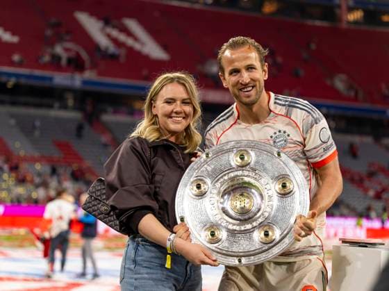 10 05 2025, Football 1 Bundesliga 2024 2025, Matchday 33, FC Bayern Munich Borussia Mönchengladbach, at the Allianz Arena Munich FC Bayern Munich celebrates its 34 championship after the match re Harry Kane FC Bayern Munich with the trophy and his wife Katie Goodland
