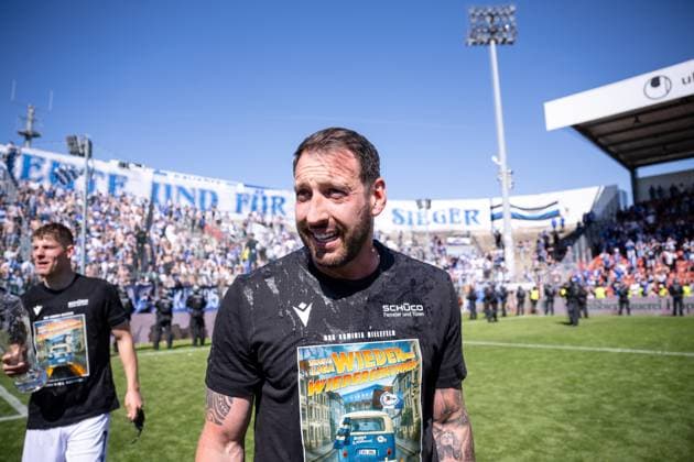 11 05 2025, Soccer, 3 Liga, 37 Matchday Season 2024 2025, SpVgg Unterhaching DSC Arminia Bielefeld, Coach Mitch Kniat Arminia Bielefeld after a beer shower, xRHR PHOTO TKx Copyright: RHR-FOTOx RHR-FOTO TK