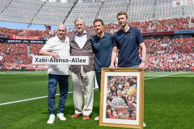 In the picture v i Fernando Carro de Prada CHAIRMAN MANAGEMENT, WERNER,WENNING CHAIRMAN MANAGEMENT COMMITTEE Xabi Alonso Leverkusen Coach Simon Rolfes MANAGING DIRECTOR SPORT 11 05 2025 Soccer Bayer Leverkusen vs Borussia Dortmund, BayArena, Leverkusen, DFB DFL REGULATIONS PROHIBIT ANY USE OF PHOTOGRAPHS AS IMAGE SEQUENCES AND OR QUASI VIDEO Copyright: xpepphotox xHorstxMauelshagenx pep00321, pep_20250511_hm_25580