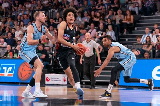 Noa Essengue Ratiopharm Ulm, 12 dribbling against Niklas Wimberg Veolia Towers Hamburg, 17 and Kenneth Ogbe Veolia Towers Hamburg, 25 , GER, Veolia Towers Hamburg vs Ratiopharm Ulm, Basketball, Bundesliga, Matchday 34, Season 2024 2025, 11 05 2025 GER, Veolia Towers Hamburg vs Ratiopharm Ulm, Basketball, Bundesliga, Matchday 34, Season 2024 2025, 11 05 2025 Hamburg Copyright: xEibner-Pressefoto MaxxVincenx EP_MVN