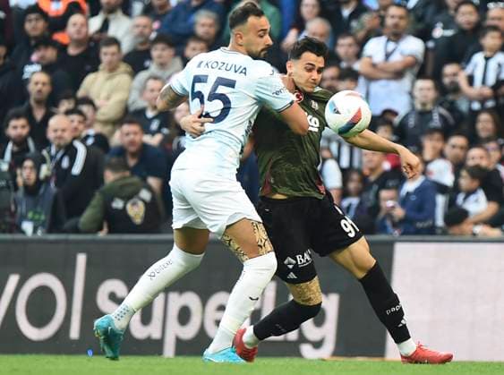 Mustafa Hekimoglu (R) of Besiktas and Tolga Kalender (L) of Adana Demirspor battle for the ball during the Turkish Super League match between Besiktas and Adana Demirspor at Tupras Stadium on May 11, 2025 in Istanbul, Turkey. Istanbul Turkey Copyright: xSeskimphotox Besiktas-AdanaDmr_11525 (30)