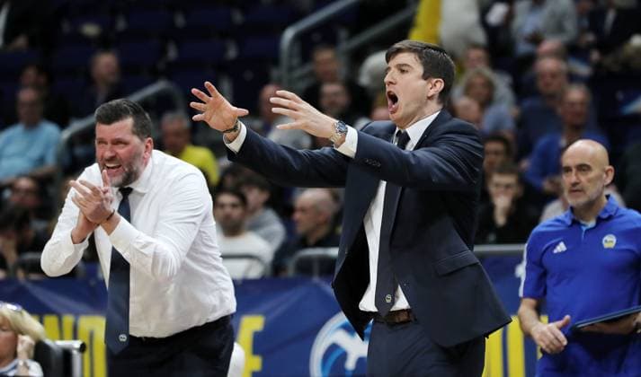 Co-coach Sebastian Trzcionka, coach Pedro Calles shouting, pointing, gesticulating Upper body action Sports Basketball BBL Bundesliga Mens Play In Season 2024 2025 13 05 2025 ALBA Berlin vs Syntainics MBC