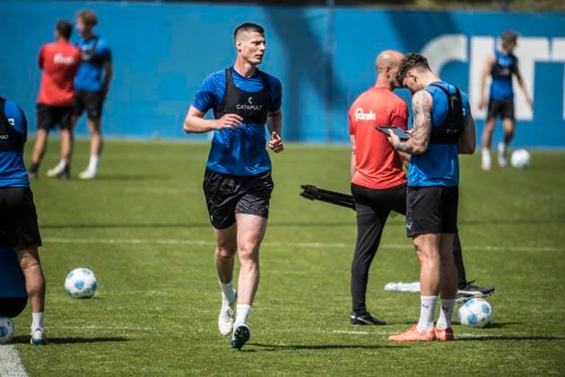 14 05 2025, Football, Men, 1 BL, Season 2024 2025, Training Holstein Kiel Patrick Erras frees his lap, Nicolai Remberg checks his data on the tablet Kiel, Projensdorf Projensdorf, Training ground, Kuns Schleswig Holstein Germany
