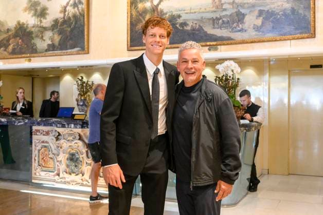 Sport Bilder des Tages Foto Fabrizio Corradetti LaPresse 14 maggio 2025 Roma, Italia Rome Cavalieri A Waldorf Astoria Hotel AttivitÃ con barbiere e ritratti per i nostri Ambassador Evento Finale Coppa Italia Frecciarossa 2025 Nella foto: Jannik Sinner e Roberto Baggio  Copyright: xFabrizioxCorradettix