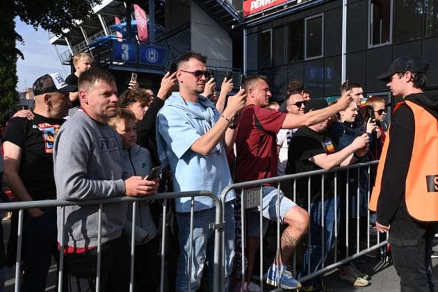 Finale ceskeho fotbaloveho poharu MOL Cupu: SK Sigma Olomouc - AC Sparta Praha, 14. kvetna 2025, Olomouc. Fanousci Sparty Praha vitaji u autobusu fotbalisty. (CTKxPhoto LudekxPerina) CTKPhotoP2025051407375  CTKPhotoP2025051407375