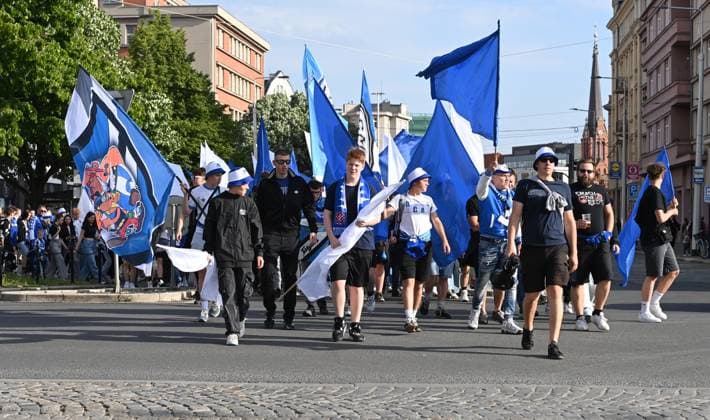 Finale ceskeho fotbaloveho poharu MOL Cupu: SK Sigma Olomouc - AC Sparta Praha, 14. kvetna 2025, Olomouc. Vlajkonosi Olomouce prichazeji ke stadionu. (CTKxPhoto LudekxPerina) CTKPhotoP2025051407409  CTKPhotoP2025051407409