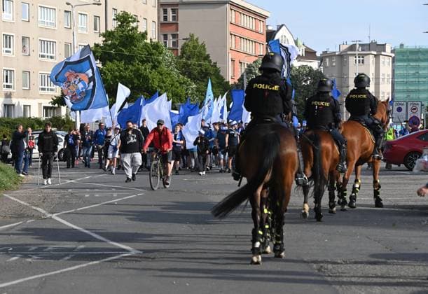 Finale ceskeho fotbaloveho poharu MOL Cupu: SK Sigma Olomouc - AC Sparta Praha, 14. kvetna 2025, Olomouc. Vlajkonosi Olomouce prichazeji ke stadionu. (CTKxPhoto LudekxPerina) CTKPhotoP2025051407411  CTKPhotoP2025051407411