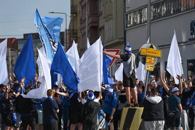 Finale ceskeho fotbaloveho poharu MOL Cupu: SK Sigma Olomouc - AC Sparta Praha, 14. kvetna 2025, Olomouc. Vlajkonosi Olomouce prichazeji ke stadionu. (CTKxPhoto LudekxPerina) CTKPhotoP2025051407430  CTKPhotoP2025051407430