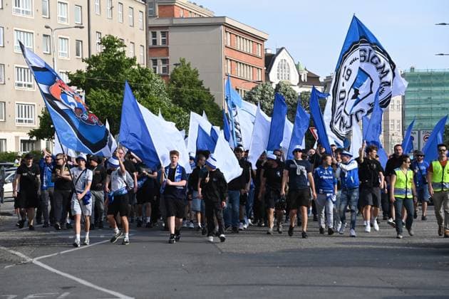 Finale ceskeho fotbaloveho poharu MOL Cupu: SK Sigma Olomouc - AC Sparta Praha, 14. kvetna 2025, Olomouc. Vlajkonosi Olomouce prichazeji ke stadionu. (CTKxPhoto LudekxPerina) CTKPhotoP2025051407437  CTKPhotoP2025051407437