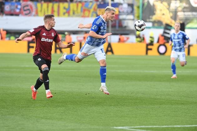 Finale ceskeho fotbaloveho poharu MOL Cupu: SK Sigma Olomouc - AC Sparta Praha, 14. kvetna 2025, Olomouc. Zleva Martin Suchomel ze Sparty, Filip Slavicek z Olomouce. (CTKxPhoto LudekxPerina) CTKPhotoP2025051408286  CTKPhotoP2025051408286
