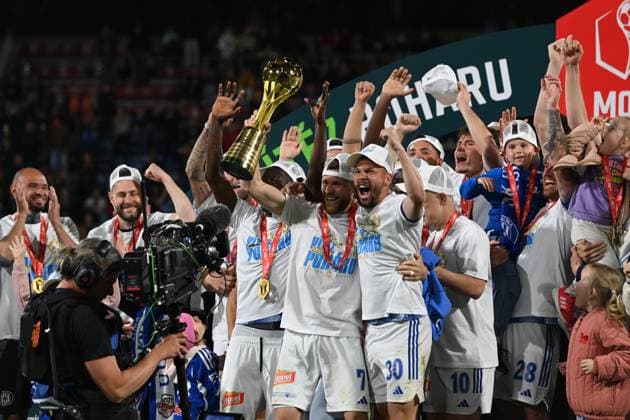 Finale ceskeho fotbaloveho poharu MOL Cupu: SK Sigma Olomouc - AC Sparta Praha, 14. kvetna 2025, Olomouc. Hraci Olomouce se raduji s poharem. Vpredu zleva Radim Breite z Olomouce a Jan Navratil z Olomouce. (CTKxPhoto LudekxPerina) CTKPhotoP2025051409456  CTKPhotoP2025051409456