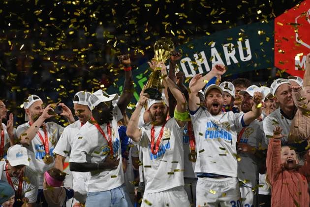 Finale ceskeho fotbaloveho poharu MOL Cupu: SK Sigma Olomouc - AC Sparta Praha, 14. kvetna 2025, Olomouc. Hraci Olomouce se raduji s poharem. Uprostred Radim Breite z Olomouce a vpravo od nej Jan Navratil z Olomouce. (CTKxPhoto LudekxPerina) CTKPhotoP2025051409459  CTKPhotoP2025051409459