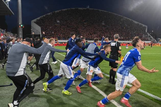 Finale ceskeho fotbaloveho poharu MOL Cupu: SK Sigma Olomouc - AC Sparta Praha, 14. kvetna 2025, Olomouc. Hraci Olomouce vybihaji z lavicky slavit vitezstvi. (CTKxPhoto LudekxPerina) CTKPhotoP2025051409519  CTKPhotoP2025051409519