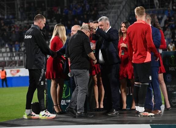 Finale ceskeho fotbaloveho poharu MOL Cupu: SK Sigma Olomouc - AC Sparta Praha, 14. kvetna 2025, Olomouc. Trener Lars Friis ze Sparty (uprostred) dostava stribrnou medaili. (CTKxPhoto LudekxPerina) CTKPhotoP2025051409529  CTKPhotoP2025051409529