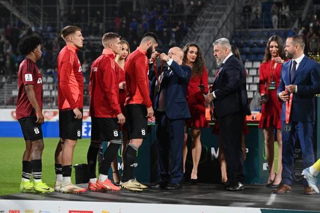 Finale ceskeho fotbaloveho poharu MOL Cupu: SK Sigma Olomouc - AC Sparta Praha, 14. kvetna 2025, Olomouc. Hraci Sparty Praha dostavaji stribrne medaile. (CTKxPhoto LudekxPerina) CTKPhotoP2025051409540  CTKPhotoP2025051409540