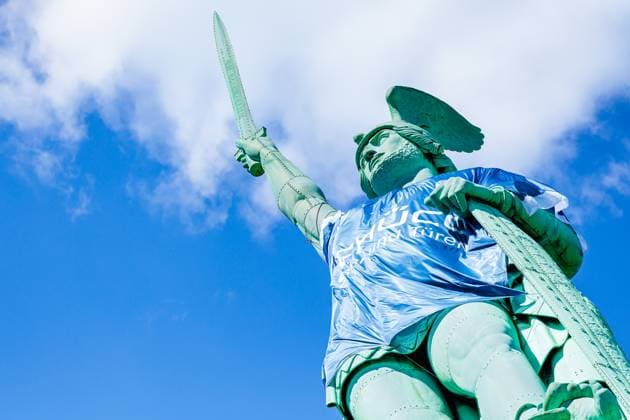 The Hermannsdenkmal in Detmold Ostwestfalfen Lippe was dressed in an Arminia jersey as part of the participation of DSC Arminia Bielefeld in the final of the DFB Cup, initiated by Schueco Bielefeld GER, Hermannsdenkmal in the jersey of DSC Arminia Bielefeld, football, DFB Cup, season 2024 2025, 15 05 2025 GER, Hermannsdenkmal in the jersey of DSC Arminia Bielefeld, football, DFB Cup, season 2024 2025, 15 05 2025 Detmold Copyright: xEibner-Pressefoto JanxRollingerx EP_JSK