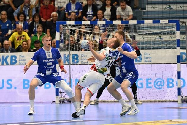 Omar Ingi Magnusson SC Magdeburg 14 vs Kristjan Horzen VfL Gummersbach 27 and Ellidi Vidarsson VfL Gummersbach 4 VfL Gummersbach vs SC Magdeburg, Handball, Daikin 1 Bundesliga, Matchday 29, Season 2024 2025, Schwalbe Arena Gummersbach, 15.05 2025 VfL Gummersbach vs SC Magdeburg, Handball, Daikin 1 Bundesliga, 29 Matchday, Season 2024 2025, Schwalbe Arena Gummersbach, 15.05 2025 Gummersbach Copyright: xEibner-Pressefoto JuergenxAugstx EP_JAT