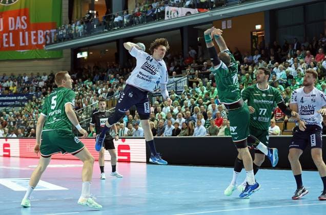 15 05 2025, xovx, Handball DAIKIN Handball Bundesliga, HSG Wetzlar SG Flensburg Handewitt v l Rasmus Meyer Ejlersen HSG Wetzlar , Lasse Möller SG Flensburg Handewitt , Vladimir Vranjes HSG Wetzlar , Stefan Cavor HSG Wetzlar , Johannes Golla SG Flensburg Handewitt Wetzlar Buderus Arena Hessen Germany EN