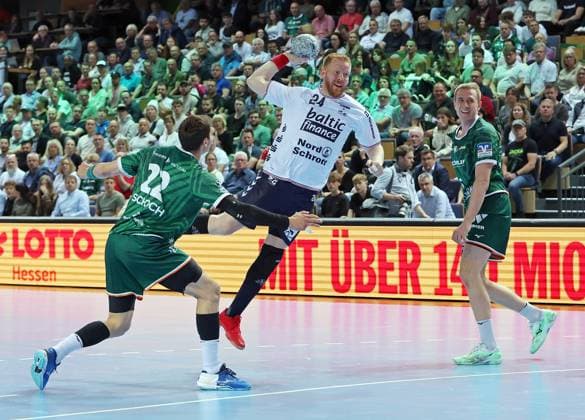 15 05 2025, xovx, Handball DAIKIN Handball Bundesliga, HSG Wetzlar SG Flensburg Handewitt v l Jona Schoch HSG Wetzlar , Jim Gottfridsson SG Flensburg Handewitt , Rasmus Meyer Ejlersen HSG Wetzlar Wetzlar Buderus Arena Hessen Germany EN