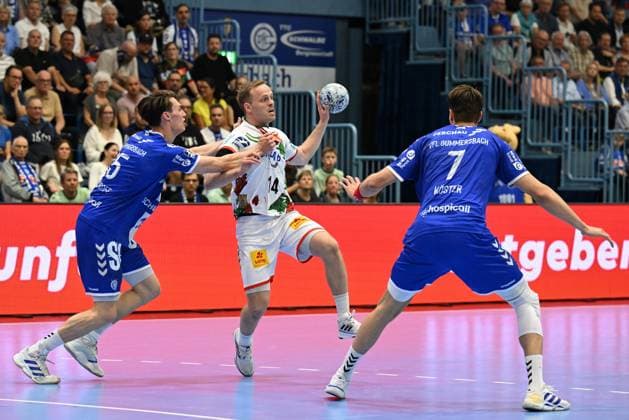 Omar Ingi Magnusson SC Magdeburg 14 vs Miro Schluroff VfL Gummersbach 15 and Julian Koester VfL Gummersbach 7 VfL Gummersbach vs SC Magdeburg, Handball, Daikin 1 Bundesliga, Matchday 29, Season 2024 2025, Schwalbe Arena Gummersbach, 15.05 2025 VfL Gummersbach vs SC Magdeburg, Handball, Daikin 1 Bundesliga, 29 Matchday, Season 2024 2025, Schwalbe Arena Gummersbach, 15.05 2025 Gummersbach Copyright: xEibner-Pressefoto JuergenxAugstx EP_JAT