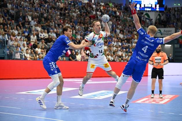 Omar Ingi Magnusson SC Magdeburg 14 vs Julian Koester VfL Gummersbach 7 and Ellidi Vidarsson VfL Gummersbach 4 VfL Gummersbach vs SC Magdeburg, Handball, Daikin 1 Bundesliga, Matchday 29, Season 2024 2025, Schwalbe Arena Gummersbach, 15.05 2025 VfL Gummersbach vs SC Magdeburg, Handball, Daikin 1 Bundesliga, 29 Matchday, Season 2024 2025, Schwalbe Arena Gummersbach, 15.05 2025 Gummersbach Copyright: xEibner-Pressefoto JuergenxAugstx EP_JAT