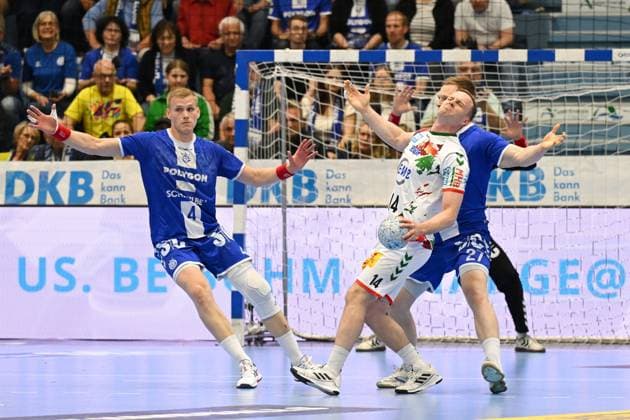 Omar Ingi Magnusson SC Magdeburg 14 vs Ellidi Vidarsson VfL Gummersbach 4 and Kristjan Horzen VfL Gummersbach 27 VfL Gummersbach vs SC Magdeburg, Handball, Daikin 1 Bundesliga, Matchday 29, Season 2024 2025, Schwalbe Arena Gummersbach, 15.05 2025 VfL Gummersbach vs SC Magdeburg, Handball, Daikin 1 Bundesliga, 29 Matchday, Season 2024 2025, Schwalbe Arena Gummersbach, 15.05 2025 Gummersbach Copyright: xEibner-Pressefoto JuergenxAugstx EP_JAT