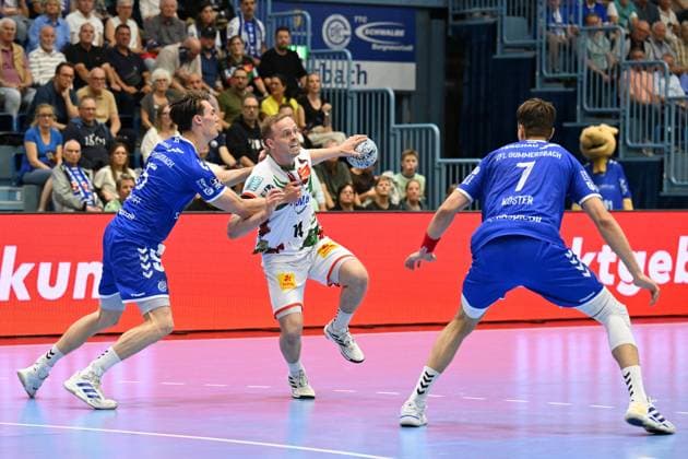 Omar Ingi Magnusson SC Magdeburg 14 vs Miro Schluroff VfL Gummersbach 15 VfL Gummersbach vs SC Magdeburg, Handball, Daikin 1 Bundesliga, Matchday 29, Season 2024 2025, Schwalbe Arena Gummersbach, 15.05 2025 VfL Gummersbach vs SC Magdeburg, Handball, Daikin 1 Bundesliga, Matchday 29, Season 2024 2025, Schwalbe Arena Gummersbach, 15.05 2025 Gummersbach Copyright: xEibner-Pressefoto JuergenxAugstx EP_JAT