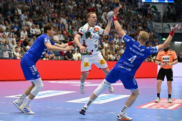 Omar Ingi Magnusson SC Magdeburg 14 vs Julian Koester VfL Gummersbach 7 and Ellidi Vidarsson VfL Gummersbach 4 VfL Gummersbach vs SC Magdeburg, Handball, Daikin 1 Bundesliga, Matchday 29, Season 2024 2025, Schwalbe Arena Gummersbach, 15.05 2025 VfL Gummersbach vs SC Magdeburg, Handball, Daikin 1 Bundesliga, 29 Matchday, Season 2024 2025, Schwalbe Arena Gummersbach, 15.05 2025 Gummersbach Copyright: xEibner-Pressefoto JuergenxAugstx EP_JAT