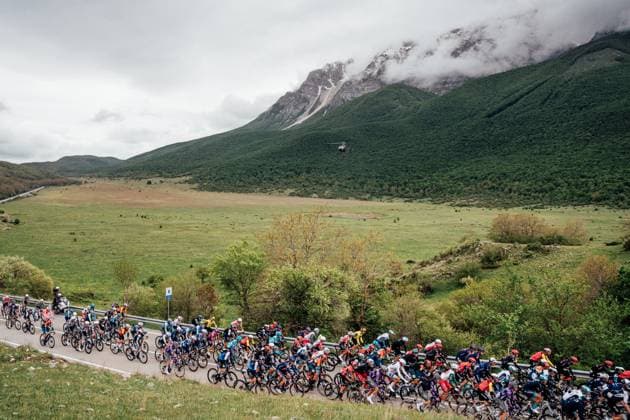 2025 Giro d Italia Stage 7 Picture by Zac Williams SWpix.com - 16 05 2025 - Cycling - 2025 Giro d Italia Stage 7, Castel di Sangro to Tagliacozzo, Italy - The peloton during Stage 7. Copyright: x xSWpix.comx(t axPhotographyxHubxLtd)xZacxWilliams SWpix.comx SWP-2645