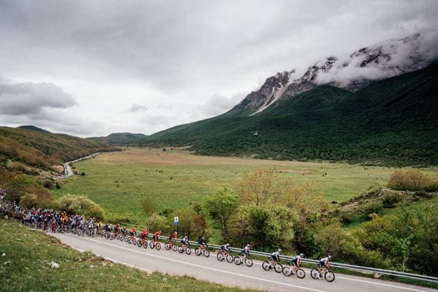 2025 Giro d Italia Stage 7 Picture by Zac Williams SWpix.com - 16 05 2025 - Cycling - 2025 Giro d Italia Stage 7, Castel di Sangro to Tagliacozzo, Italy - The peloton during Stage 7. Copyright: x xSWpix.comx(t axPhotographyxHubxLtd)xZacxWilliams SWpix.comx SWP-2645