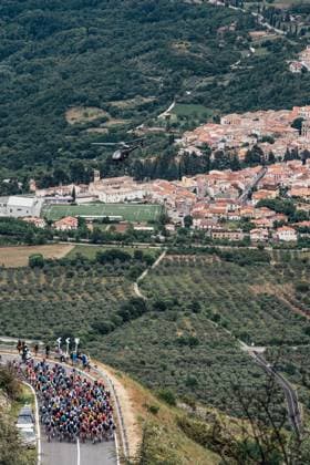 2025 Giro d Italia Stage 7 Picture by Zac Williams SWpix.com - 16 05 2025 - Cycling - 2025 Giro d Italia Stage 7, Castel di Sangro to Tagliacozzo, Italy - The peloton during Stage 7. Copyright: x xSWpix.comx(t axPhotographyxHubxLtd)xZacxWilliams SWpix.comx SWP-2645