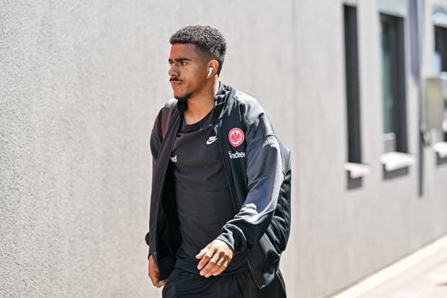 Ansgar Knauff Eintracht Frankfurt, 36 on arrival in Freiburg GER, SC Freiburg Eintracht Frankfurt, Football, Bundesliga, Matchday 34, Season 2024 2025, 17 05 2025 DFL DFB REGULATIONS PROHIBIT ANY USE OF PHOTOGRAPHS AS IMAGE SEQUENCES AND OR QUASI VIDEO GER, SC Freiburg Eintracht Frankfurt, Football, Bundesliga, Matchday 34, Season 2024 2025, 17 05 2025 Freiburg Copyright: xEibner-Pressefoto ThomasxHessx EP_THS